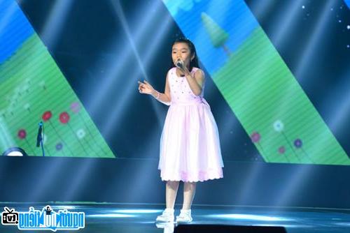  Beautiful child singer Phuong Khanh on stage