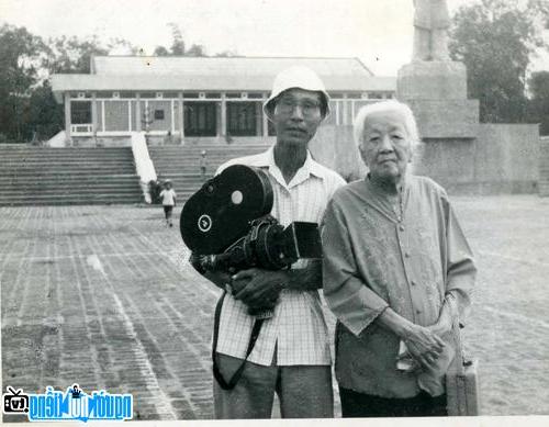 Nghệ sĩ nhân dân Nguyễn Đăng Bảy cùng bà Hoàng Thị Thế - con gái cụ Hoàng Hoa Thám