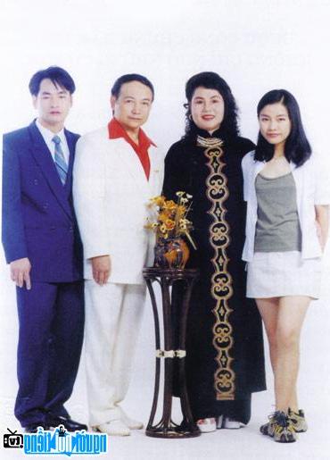 Bức ảnh nghệ sĩ Nguyễn Thị Tâm Chính cùng gia đình