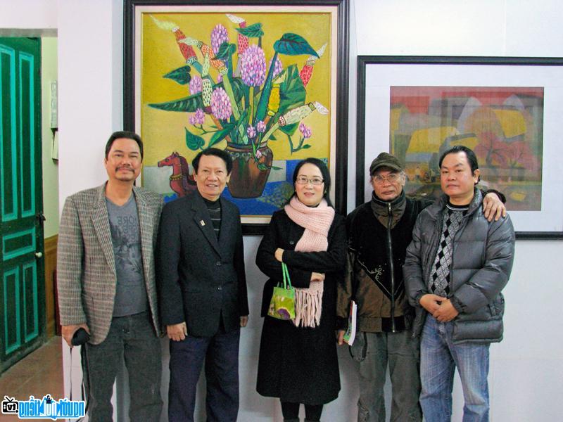 Nhà thơ Hồ Anh Tuấn (thứ 2 từ phải sang) và các họa sĩ trong buổi triển lãm tranh