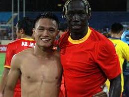 Một bức ảnh Quang Hùng- bên một người bạn là cầu thủ nước ngoài