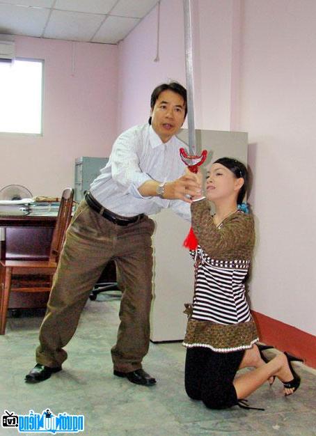  Picture of director Giang Manh Ha instructing actors