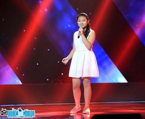 A new photo of beautiful Ha Minh on stage