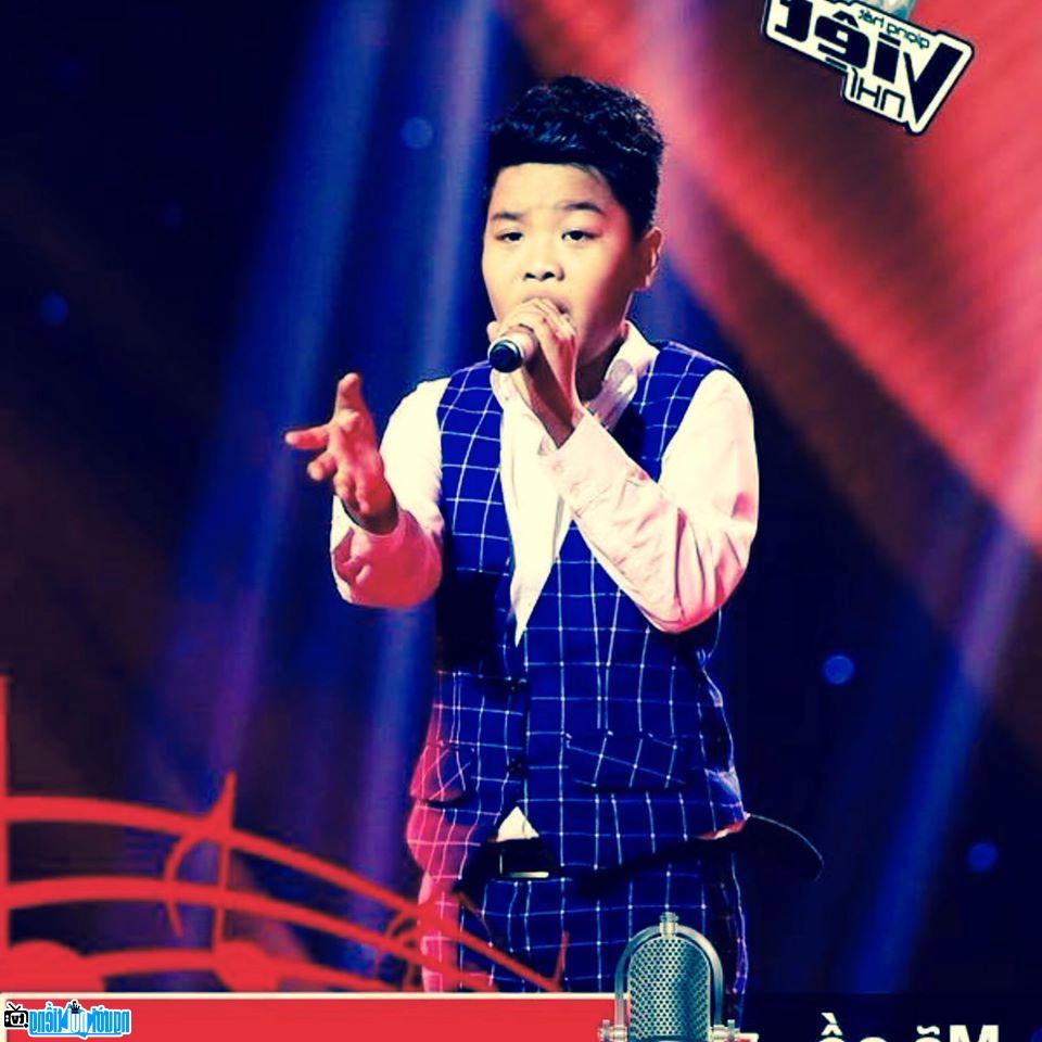  Photo of Nguyen Trong Tien Quang in the face-to-face round of Vietnamese Voice contest