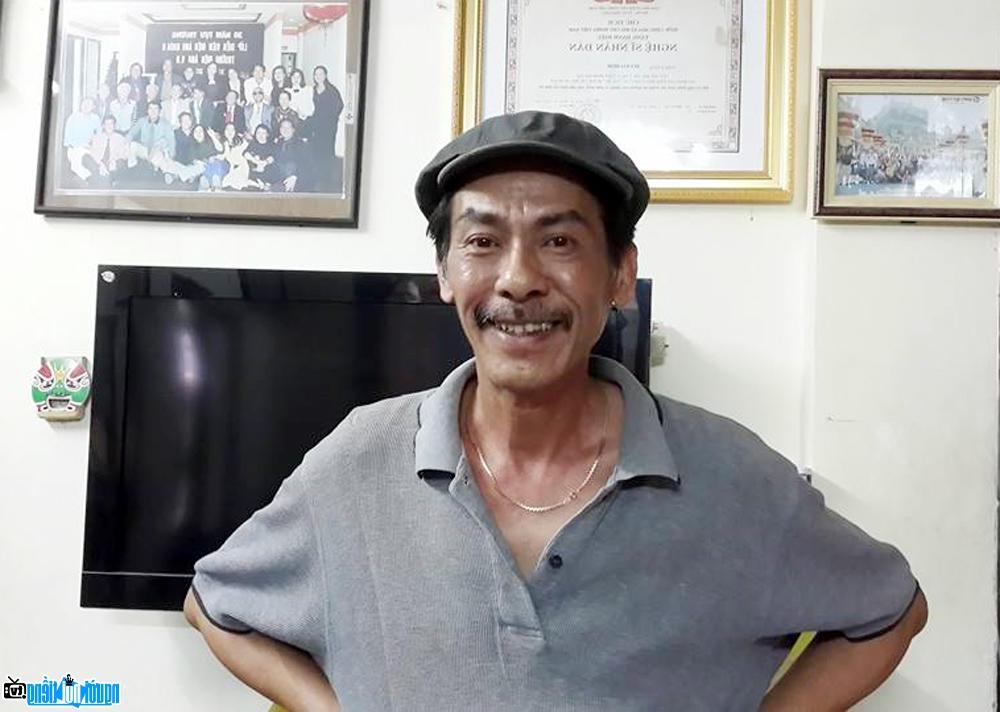  Picture of actor Bui Bai Binh at his home