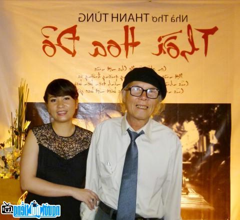  Poet Thanh Tung and daughter Lan Huong in the re-publishing of the poetry collection "Red Flower Time"