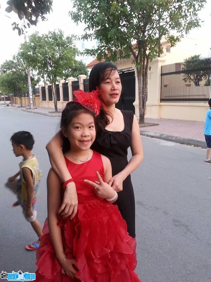  Photo of Vu Thi Hai Yen with her mother