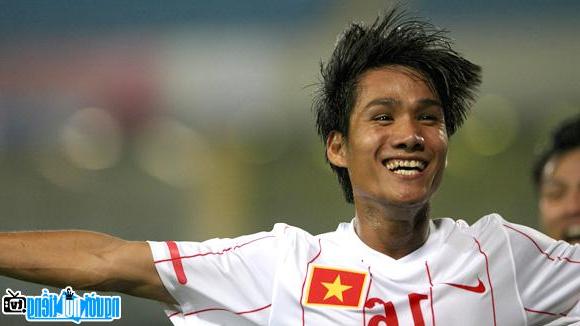 A new photo of happy Quoc Anh on the field