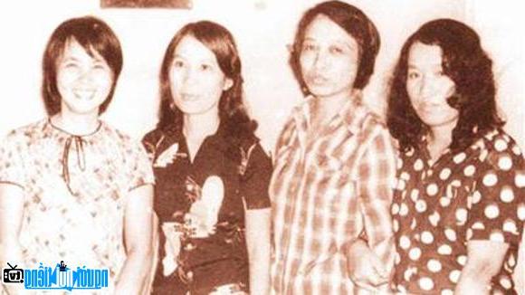  Writer Nguyen Thi Nhu Trang (2nd from left) and friends