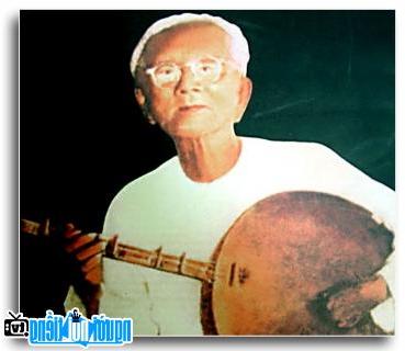  Picture of late musician Cao Van Lau when he was still alive