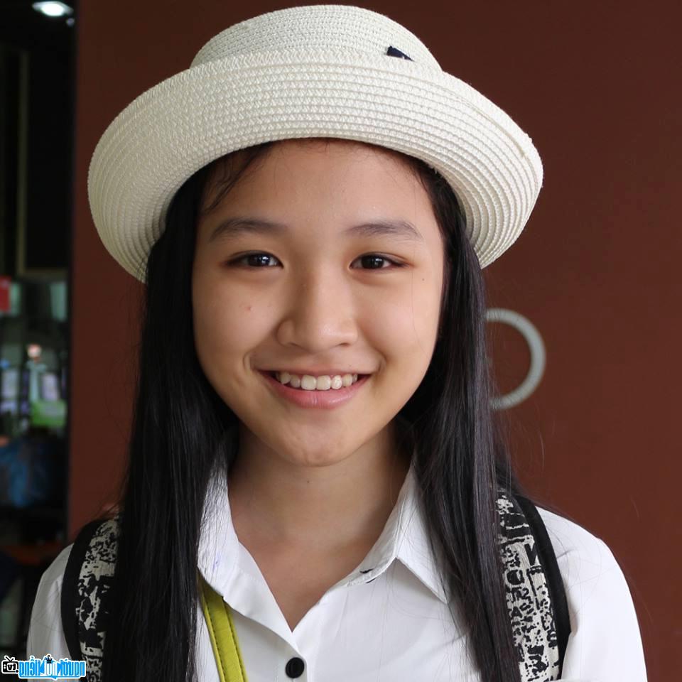  Singer Tran Khanh Linh is gentle in long hair