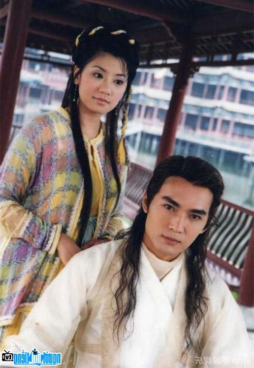 A picture of Jia Jingwen with actor Tieu An Tuan