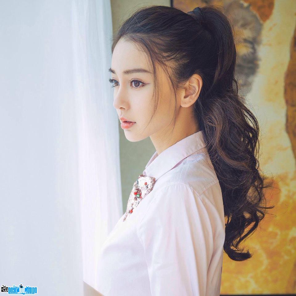 A beautiful image of Angelababy attractively