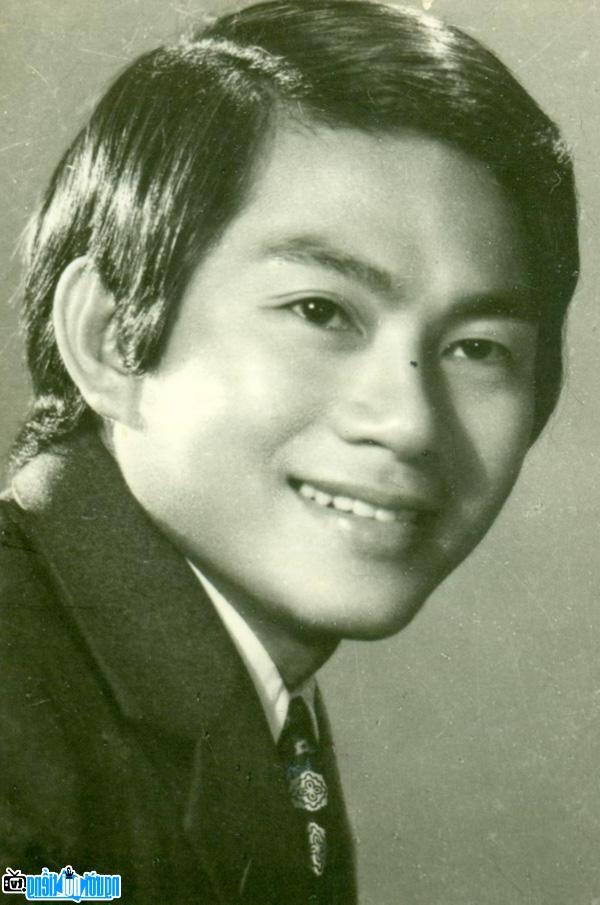  Portrait of the late artist Duc Loi in his youth.