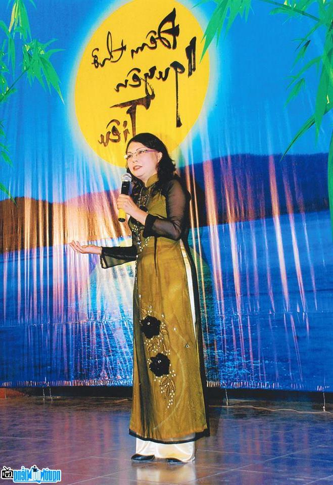 Nhà thơ Lê Khánh Mai trong đêm thơ Nguyên tiêu