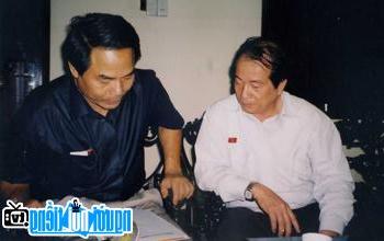 Poet Dong Duc Bon (right) and poet Huu Thinh