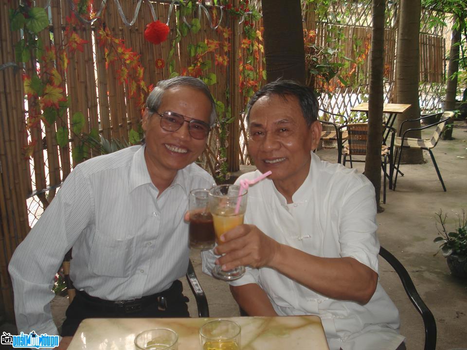 Nhà thơ Lê Đình Cánh (trái) và nhà thơ Hà Quang