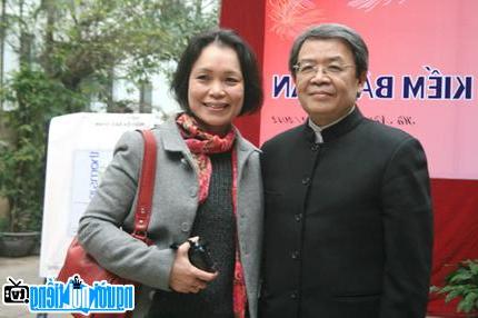  Poet Nguyen Bao Chan (left) and poet Truong Dang Dung