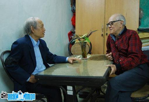  Poet Van Long talking with cultural writer Huu Ngoc