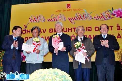 Nhà thơ Mã Giang Lân (thứ 2 bên trái) trong Lễ trao Giải thưởng Văn học và kết nạp hội viên năm 2013