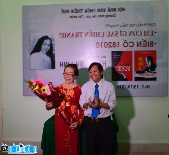  Writer Ha Khanh Linh receives congratulatory flowers from Writer Ho Dang Thanh Ngoc at the launch of a new novel