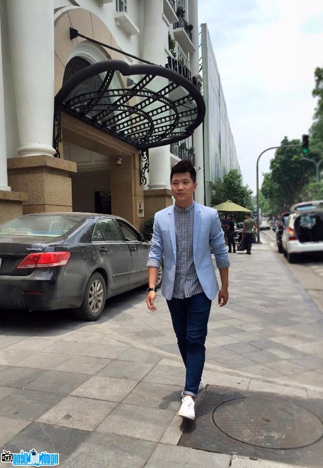 Ca sĩ Tùng Lâm đi dạo giữa đường phố