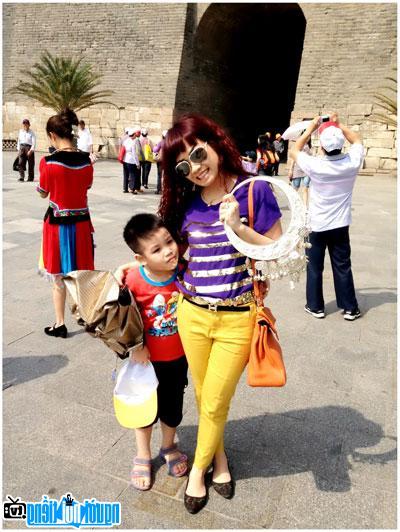  Singer Ngoc Khue with her son