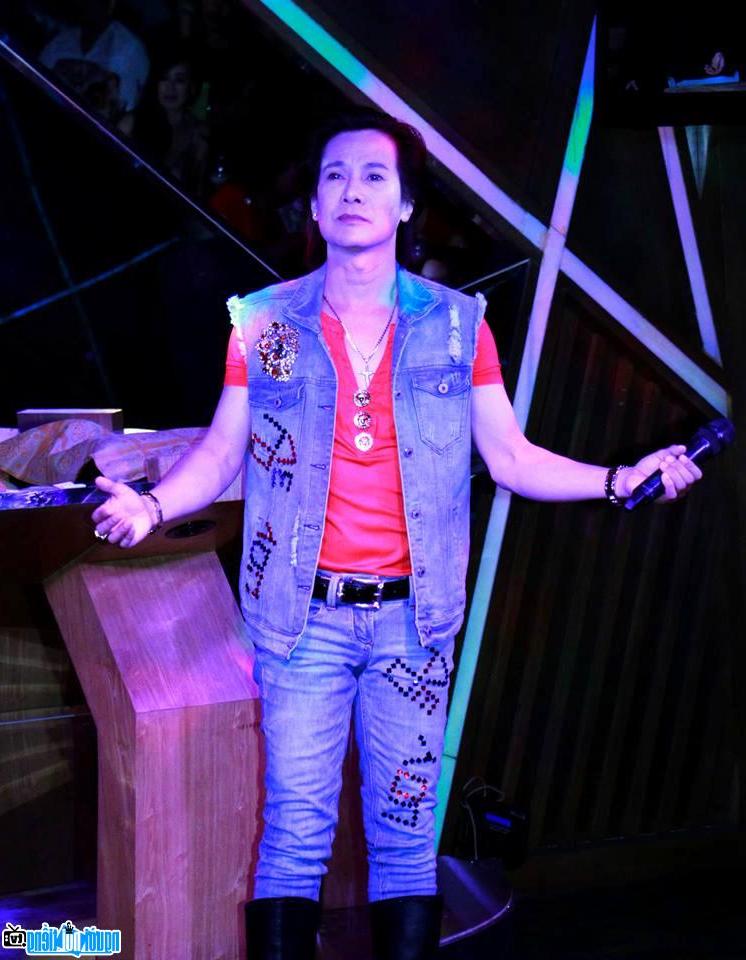Hình ảnh ca sĩ Ngô QUốc Linh trên sân khấu