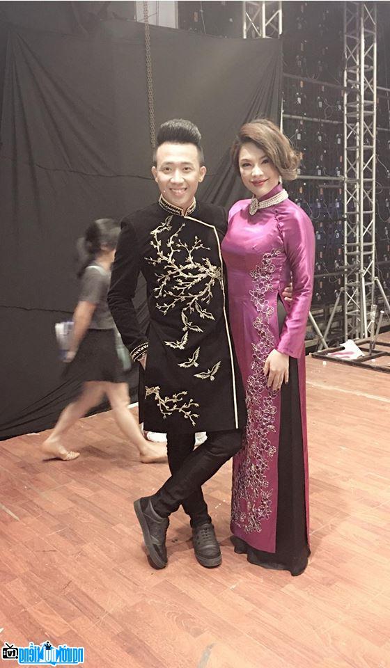  image of singer Le Ngoc with MC Tran Thanh