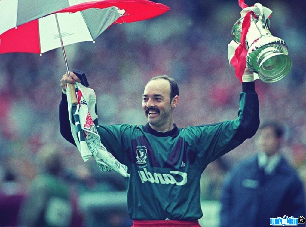 Hình ảnh Bruce Grobbelaar nhận giải thưởng