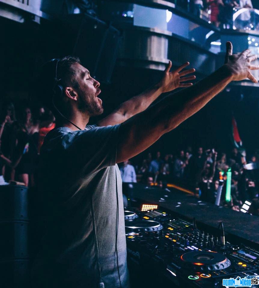 Bức ảnh DJ Calvin Harris đang biểu diễn trên sân khấu