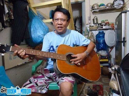  Picture of musician Vinh Su at his home