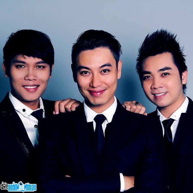 Latest picture of Singer Tong Hoang Hai and a member of Artista Band