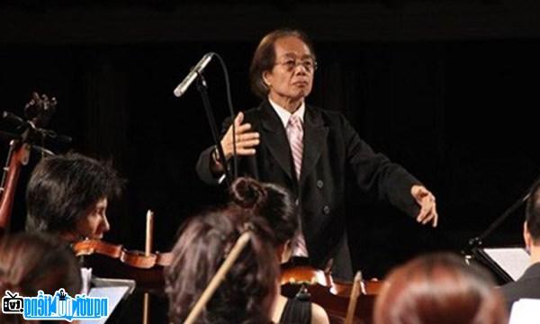 Hình ảnh của Nguyễn Thiên Đạo trong vai trò một nhạc trưởng