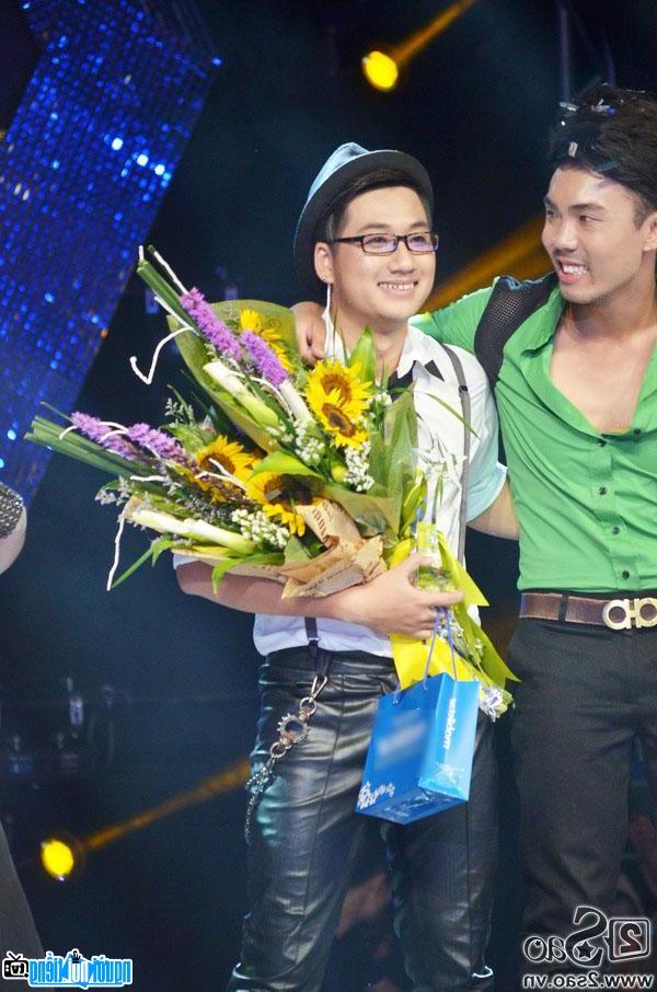 Ca sĩ Hà Minh Tiến trong đêm nhận giải thưởng