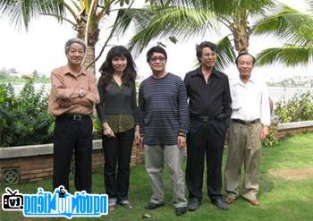 Poet Hoang Vu Thuat (in the middle) and friends
