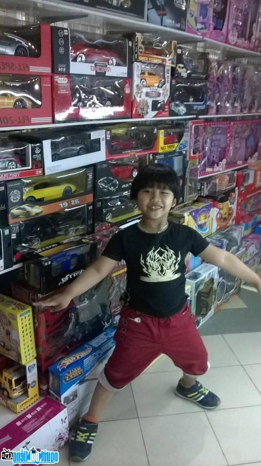 Truong Nhan in a toy stall
