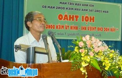 Nhà văn Trần Quốc Toàn phát biểu tại Hội thảo văn học