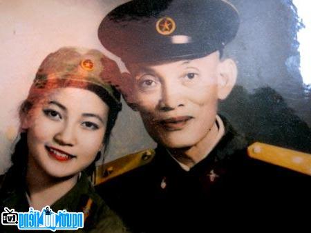 Hình ảnh nhạc trưởng Đinh Ngọc Liên cùng con gái - Nghệ sĩ ưu tú Tuyết Lan