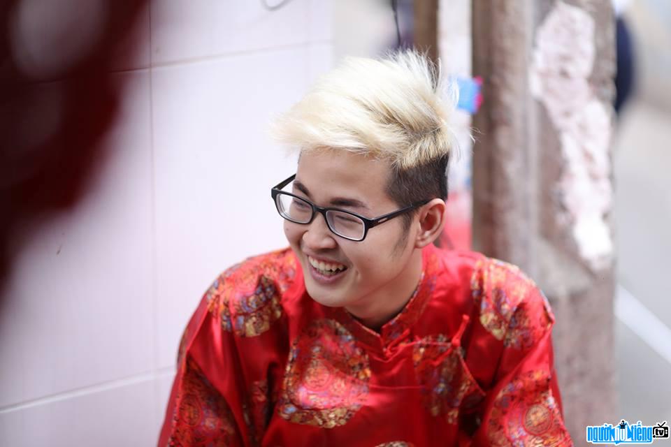 Picture of male singer Pham Tran Phuong with a bright smile