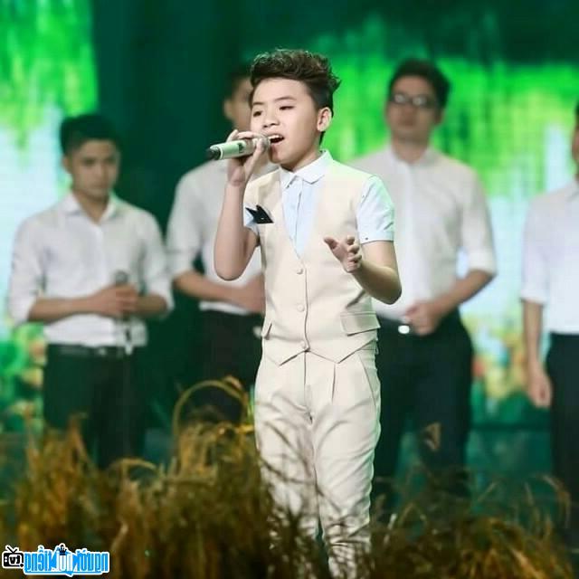 Ca sĩ nhí Nguyễn Công Quốc khi trên sân khấu
