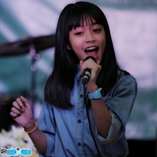  Picture of Child singer Nguyen Mai Thuy Anh during practice
