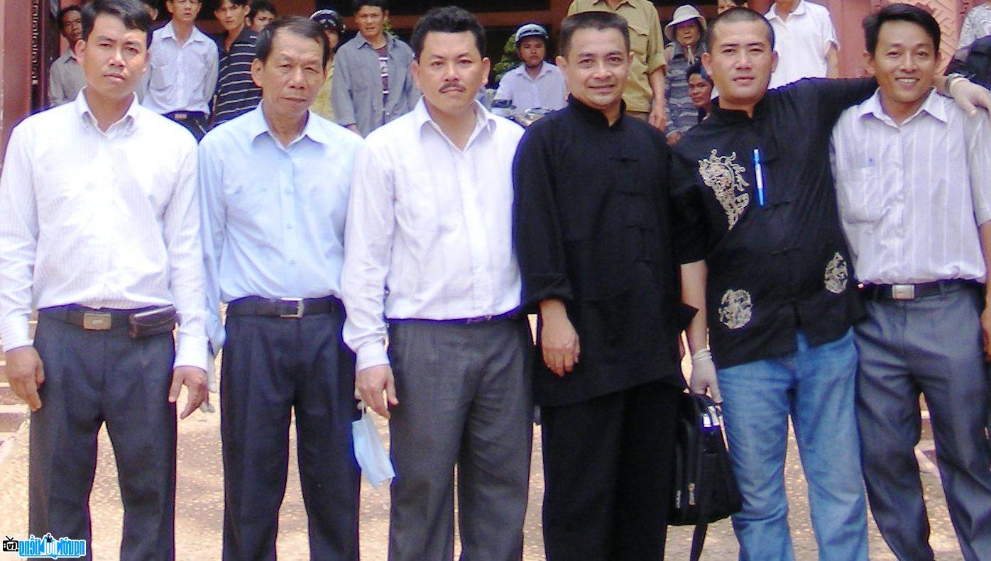  Vo Hoang Yen taking a photo with friends