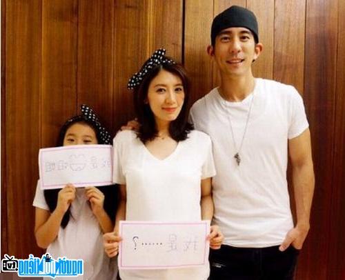 The happy family of Jia Jingwen on the current side