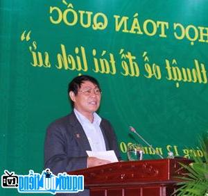 Nhà văn Hoàng Minh Tường phát biểu tại hội thảo