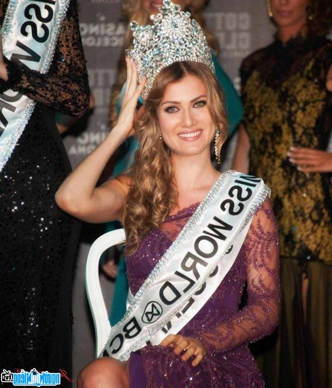 Image of Miss Mireia Lalaguna when she was crowned Miss in Spain