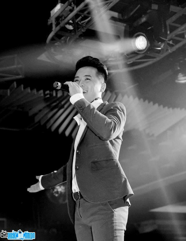 Latest pictures of Singer Bui Minh Quan on stage