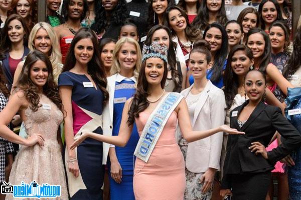  Picture of Miss Megan Young with Miss 2014 contestants