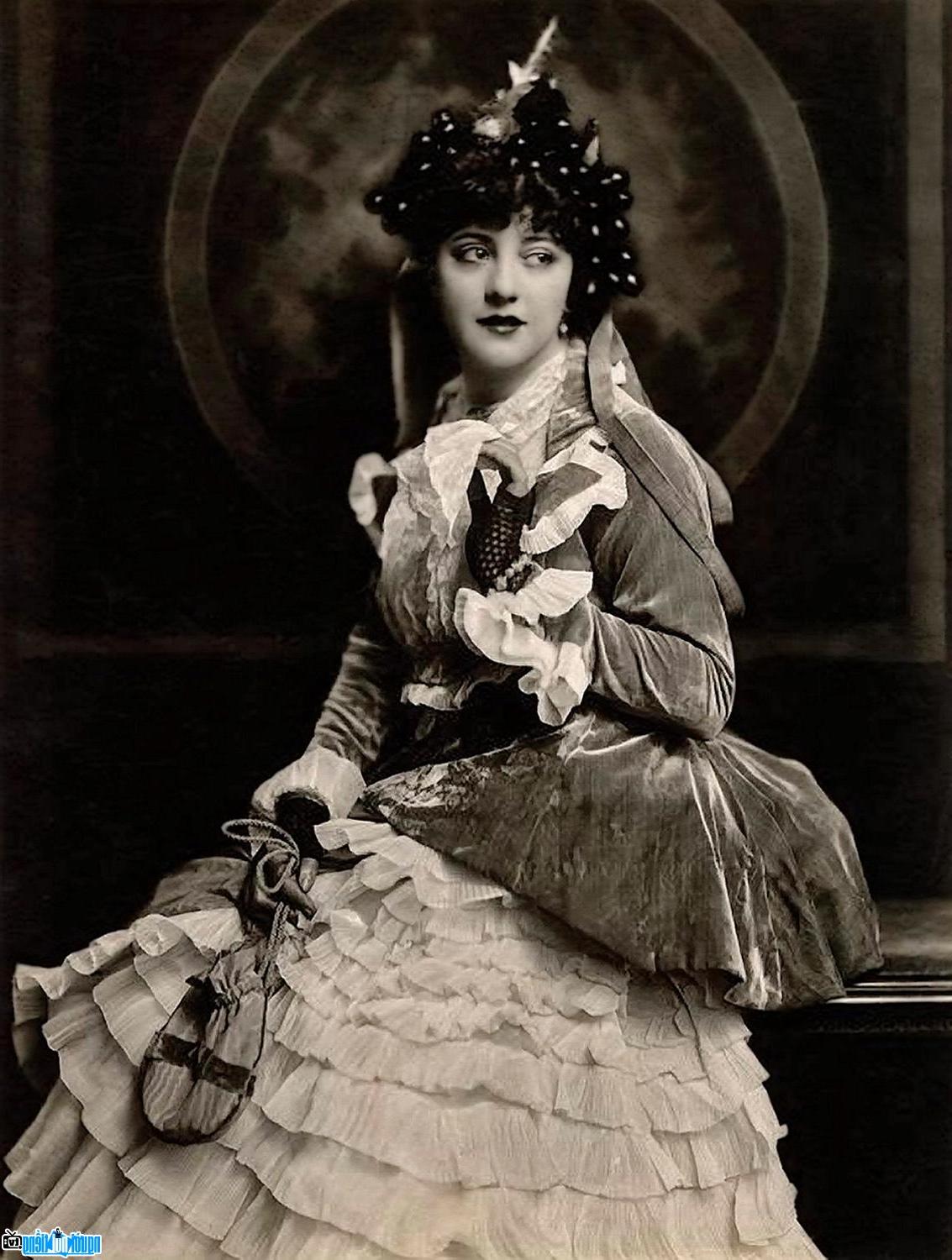 Splendid picture of Miss Helen Morgan when she was crowned