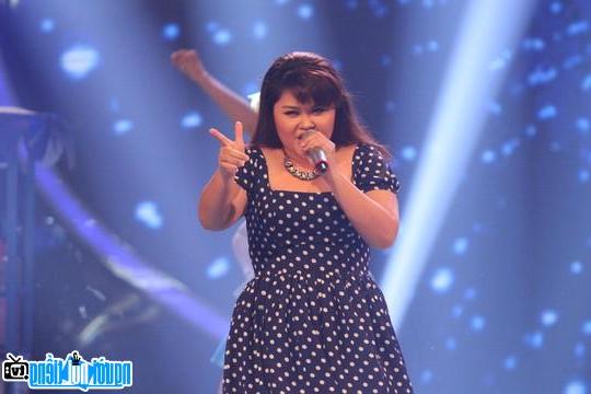  Nguyen Bich Ngoc giving her best on stage